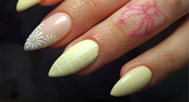 Descubre nuestros trabajos de uñas y pestañas en Ferrol
